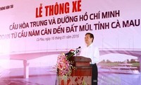 PM Vietnam, Nguyen Tan Dung menghadiri acara peresmian jembatan yang menyambungkan kota Ca Mau dengan  daerah ujung Ca Mau