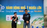 Kaum pemuda Vietnam berjalan seperjalanan dengan Kampanye Jam Bumi - 2016