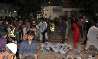 Pakistan  memburu pelaku serangan bom bunuh diri di  kota Lahore