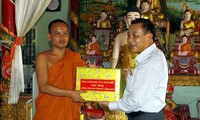 Badan Pengarahan Daerah Nam Bo Barat  mengucapkan selamat kepada warga etnis Khmer provinsi Hau Giang