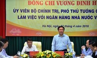 Deputi PM Vuong Dinh Hue melakukan temu kerja dengan Bank Negara Vietnam