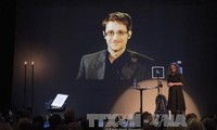 Mengumumkan dokumen rahasia E.Snowden kepada kalangan pers