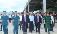 Presiden Vietnam Tran Dai Quang mengunjungi Resimen Angkatan Udara 925