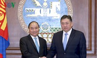 PM Nguyen Xuan Phuc menemui Ketua Parlemen Mongolia dan menghadiri Forum Badan Usaha Vietnam-Mongolia