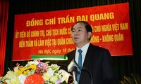 Presiden Vietnam, Tran Dai Quang melakukan kunjungan kerja dengan angkatan penangkis udara dan  udara