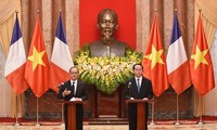 Presiden Vietnam Tran Dai Quang dan Presiden Perancis, Francois Hollande mengadakan jumpa pers