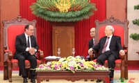Sekjen KS PKV, Nguyen Phu Trong menerima Presiden Perancis, Francois Hollande