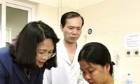 Wapres Vietnam,  Dang Thi Ngoc Thinh memberikan bingkisan  kepada pasien  kanker anak-anak