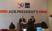ADB memberikan paket kredit sebanyak 1 miliar dolar  AS per tahun kepada Vietnam untuk mengembangkan sosial-ekonomi