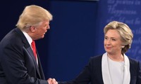 Hillary Clinton mempertahankan kesenjangan yang  aman terhadap Donald Trump