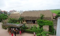 Mengunjungi museum daerah pedesaan  yang tenteram Giao Thuy