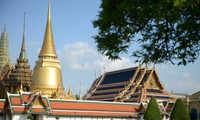 Thailand membuka pintu Istana Kerajaan  bagi rakyat untuk datang berziarah kepada Raja