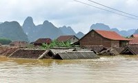 Jumlah uang sebesar 46 miliar dong Vietnam diberikan kepada warga di daerah banjir di Vietnam Tengah