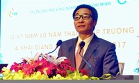 Deputi PM Vu Duc Dam menghadiri upacara peringatan ultah ke-60 berdirinya Sekolah Tinggi  Industri kota Ho Chi Minh