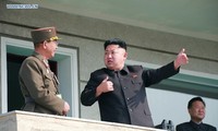 Pemimpim RDRK Kim Jong Un memimpin penembakan meriam peluru sungguhan