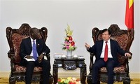 Deputi PM Vietnam, Trinh Dinh Dung menerima  Direktor Nasional Bank Dunia di Vietnam, Ousmane Dione