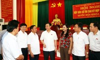 Deputi PM Vietnam, Vuong Dinh Hue mengadakan kontak dengan para pemilih di provinsi Ha Tinh