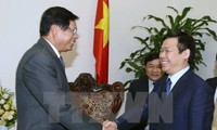 Deputi PM Vietnam,Vuong Dinh Hue menerima Kepala Institut Penelitian Ekonomi Nasional Laos, Bouasone Bouphavanh