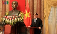 Presiden Vietnam, Tran Dai Quang bertemu dengan 115 wirausaha yang tipikal