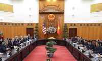 Menlu AS, John Kerry melakukan kunjungan  di Vietnam