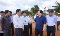 Deputi PM  Vietnam, Trinh Dinh Dung melakukan kunjungan kerja di Pabrik Aluminium  Nhan Co