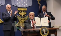 Presiden  baru AS, Donald Trump menandatangani dekrit tentang rekonstruksi tentara