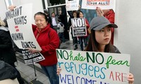 Kira-kira 100 grup di AS memprotes dekrit larangan imigrasi yang diberlakukan oleh Presiden Donald Trump