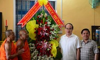 Ketua Nguyen Thien Nhan mengucapkan selamat Hari Raya Tahun  Baru Tradisional Chol Chnam Thmay kepada biksu-biksuni dan  warga  etnis Khmer