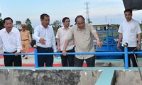 PM Vietnam, Nguyen Xuan Phuc mengunjungi pola budidaya dan pengolahan udang di provinsi Soc Trang