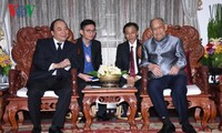Para pemimpin Vietnam dan Laos  tidak henti-hentinya memupuk hubungan istimewa antara dua negara