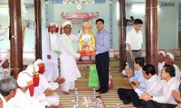 Mengunjungi dan mengucapkan selamat Hari Raya Ramuwan kepada para warga Cham