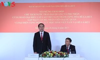 Presiden Vietnam Tran Dai Quang  menemui  para pejabat dan staf Kedutaan Besar  dan para wakil komunitas orang dan  mahasiswa Vietnam di Belarus