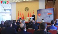Presiden Tran Dai Quang dan Presiden Belarus, Alexander Lukashenko  bersama-sama memimpin  simposium ekonomi Vietnam-Belarus