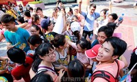 Kalangan remaja ibukota Hanoi menyebar-luaskan rasa kasih sayang  pada Hari “Pelukan Internasional”