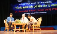 Profesor Gerardus’t Hooft-pemenang Hadiah Nobel Fisika mengadakan temu pergaulan dengan para pecinta sains Vietnam