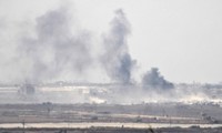 Israel melakukan serangan udara terhadap Jalur Gaza untuk membalas serangan dengan roket