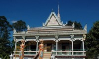 Mengunjungi beberapa pagoda di provinsi Soc Trang