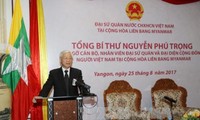 Sekjen KS PKV Nguyen Phu Trong mengunjungi Kedubes Vietnam