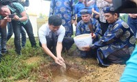 Upacara menerima  tanah suci dari kabupaten  pulau Truong Sa pada Dan Xa Tac