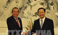 Deputi Harian PM Truong Hoa Binh menerima Sekretaris Komite Partai Zona Otonomi  Zhuang, Provinsi Guangxi