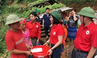 Aktivitas mengumpulkan derma untuk membantu warga mengatasi kerugian  karena hujan dan banjir