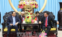 Deputi PM Laos, Sonexay Siphandone melakukan kunjungan kerja di provinsi Ben Tre