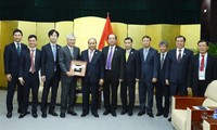 PM Vietnam, Nguyen Xuan Phuc menerima para pemimpin  dari grup-grup  besar yang menghadiri APEC