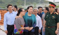 Ketua MN Vietnam, Nguyen Thi Kim Ngan mengunjungi para warga daerah yang terkena topan dan  banjir di provinsi Khanh Hoa