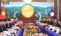 Sekjen, Presiden Laos, Bounnhang Vorachith memulai kunjungan persahabatan resmi di Vietnam