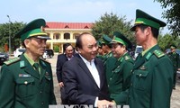 PM Vietnam, Nguyen Xuan Phuc mengujungi, memberikan sapaan dan memeriksa pekerjaan siaga tempur dari angkatan bersenjata Provinsi Dac Nong