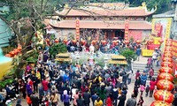 Datang berziarah pada awal Tahun Baru-satu aspek indah dalam kehidupan  spiritualitas  orang Vietnam