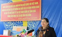 Delegasi anggota wanita MN dan berbagai organisasi diplomatik internasional  melakukan kunjungan kerja di Provinsi Hoa Binh