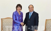 PM Nguyen Xuan Phuc  menerima Menteri urusan  Lingkungan Hidup, Perhubungan, Energi  dan Komunikasi Swiss