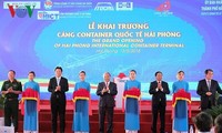 PM Vietnam, Nguyen Xuan Phuc menggunting pita  meresmikan Pelabuhan Container Internasional Hai Phong
